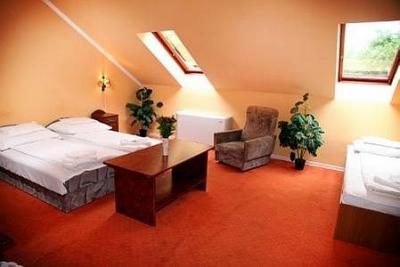 Pokój z 3 łóżkami w pensjonacie Svájci Lak w Nyiregyhaza  - Svajci Lak Nyiregyhaza*** - pensjonat nad jeziorem Sosto w Nyiregyhaza