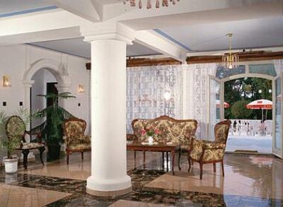 Hall d'entrée de l'Hotel Chateau Szent Hubert en Hongrie - Hotel Chateau Saint Hubert - la perle 3 étoiles de  à Sobor