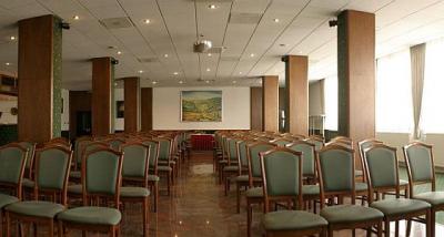 sala de conferințe, sala de evenimente în centrul orașului Tatabanya - ✔️ Árpád Hotel*** Tatabánya - cazare ieftină, la preț cu reducere în Tatabanya