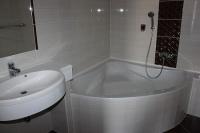Session Hotel**** hermoso baño con ducha o bañera en Rackeve