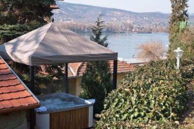 Jacuzzi cu panoramă pe Dunăre la Hotelul Castel Var Wellness din Visegrad - ✔️ Vár Wellness Kastélyhotel*** Visegrád - Hotel cu servicii wellness și prețuri rezonabile în Visegrad