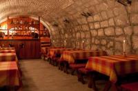 Kasteel Hotel Wellness in Visegrad en mooi restaurant en wijnbar