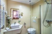 Elegante stanza da bagno al Patak Park Hotel Visegrad