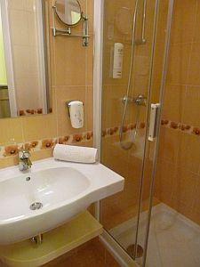 Hotel aranyhomok - cuarto de baño standard del hotel de bienestar en Kecskemet - ✔️ Hotel Aranyhomok**** Kecskemét - hotel wellness en el centro de Kecskemet