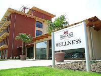 Siófokのバラトン湖のHotel Azur Conference and Wellnessホテル