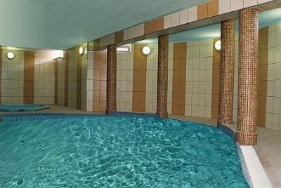 Zwembad in het viersterren Hotel M in Hajduszoboszlo - Wellnesshotel M Hajduszoboszlo - een goedkoop wellnesshotel in Hajduszoboszlo 