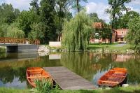 Sjö med båtliv i Bikacs - familj semester på Zichy Park Hotell i Ungern