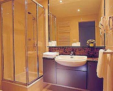 Baño en el Adina Hotel Apartamentos Budapest - Adina Aparthotel Budapest - Adina Apartman Hotel***** Budapest - 5* apartamentos en Budapest