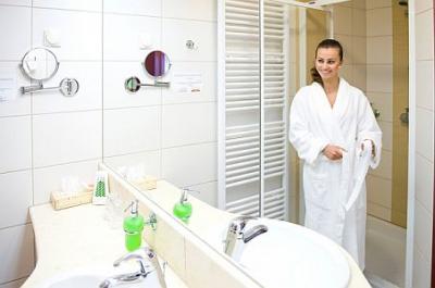 Airport Hotel Budapest 4* prachtige badkamer - ✔️ Airport Hotel Budapest**** - Korting Hotel met gratis transport vanaf het vliegveld