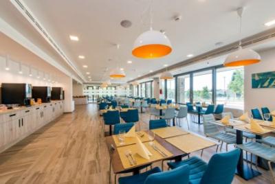 Akademia Hotel Balatonfured restaurante panorámico con delicadeza - ✔️ Akadémia Wellness Hotel**** Balatonfured - Hotel de bienestar especial con paquetes de media pensión