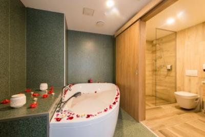 Jacuzzi kamer aan het Balato-meer tegen een gereduceerde prijs - ✔️ Akadémia Wellness Hotel**** Balatonfured - Speciaal wellnesshotel met arrangementen voor halfpension