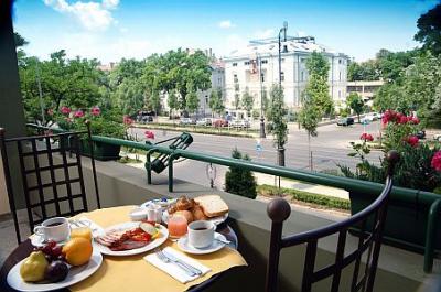 Mamaison Hotel Andrassy - habitacion con balcón y con vista panoramíca en el centro de Budapest, cerca de avenida Andrassy - Mamaison Hotel Andrassy Budapest -  Paquetes desceunto del Hotel Andrassy, en el 6. distrito en Budapest