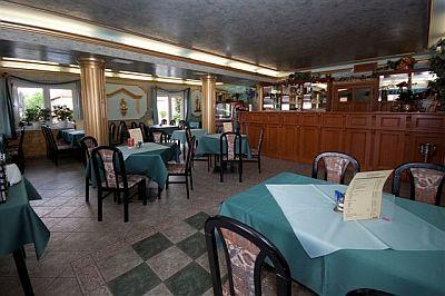 L'Aparthotel Sarvar attende i suoi clienti con proprio ristorante in un'atmosfera amichevole - ✔️ Appartamenti Hotel Sarvar - appartamenti con cucina a prezzi favorevoli a Sarvar accanto all'Arboreto