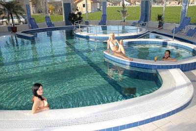 Piscina d'esperienza a Cserkeszolo - fine settimana di wellness a Cserkeszolo - ✔️ Appartamenti Aqua Spa**** Cserkeszolo - appartamenti lussuriosi Aqua Spa a Cserkeszolo per famiglie