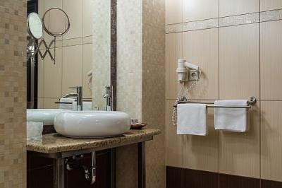 Elegante y moderno baño -Hotel Termál Apollo en Hajduszoboszlo - ✔️ Hunguest Apolló Thermal Hotel**** Hajdúszoboszló - hotel termal de Hajduszoboszlo