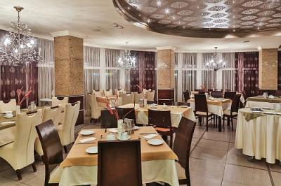 Restaurant în Hajduszoboszlo în hotelul wellness şi termal Apollo de 4 stele din Ungaria - ✔️ Hunguest Apolló Thermal Hotel**** Hajdúszoboszló - hotel termal în Hajduszoboszlo Ungaria