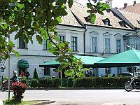 Hotel Arany Griff Papa - hôtel de 3 étoiles á Pápa en Hongrie avec l'entrée au prix réduit au bains du Jardin du Chateau
