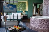 Hotel room with Jacuzzi for a romantic weekend in Hotel Azur Premium 