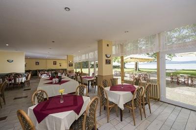 Ristorante con vista lago all'Hotel Familia Balatonboglar - Familia Hotel Balatonboglar - alloggio economico a Balatonboglar