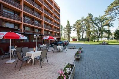 Het terras van het Hotel Napfény in Balatonlelle, in Hongarije - Napfeny Hotel Balatonlelle - Gunstige Hotel Napfény met halfpension in Balatonlelle