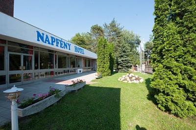 Hotel Napfény Balatonlelle парк для загорания - Napfeny Hotel Balatonlelle - дешевые номера на берегу Балатона