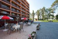 La terrazza dell'Hotel Napfeny a Balatonlelle