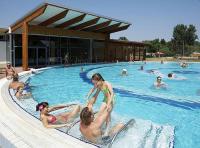 Bazinul din Hotel Barack din Tiszakecske pentru wellness weekend cu bazine exterioare și interioare