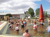 Piscines thermales extérieures á Tiszakécske - L'Hôtel Barack est lié au spa. 