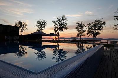 Piscina esterna con vista sul lago a Balatonlelle - Yachtclub BL Bavaria con appartamenti - BL Yacht Club*** Apartman Balatonlelle - appartamenti e yachtclub sulla riva del Balaton a Balatonlelle 