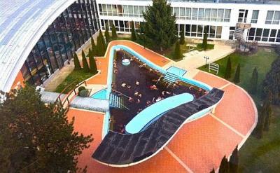 Hotel Beke - piscină exterioară cu apă termală şi caldă în Hajduszoboszlo - Hotel Béke**** Hajdúszoboszló - hotel spa şi wellness promoţional cu demipensiune în Hajuszoboszlo