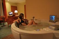 Baño con jacuzzi en el Hotel Aquarell Cegléd