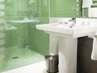 Baño limpio y agradable en el 4* Bodrogi Kuria en Inarcs - ✔️ Bodrogi Kúria**** Inárcs - Hotel Wellness  a precio favorable alrededor de la autopista M5 - cerca de Budapest