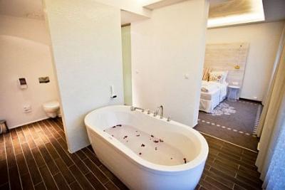 Elegante en romantische suite in Het Wellness Hotel Bonvino in Badacsonytomaj - ✔️ Hotel Bonvino**** Badacsony - Wellness Hotel Bonvino met halfpension voor actieprijzen in Badacsony, Hongarije