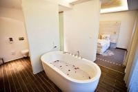 Una suite elegante en Hotel Bienenstar Bonvino. Perfecta para un fin de semana romántico