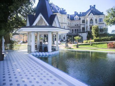 Piscină termală în aer liber în hotelul Borostyan Med din Nyiradony - ✔️ Borostyán Med Hotel**** Nyíradony - Promoții spa și wellness la hotelul din Nyiradony