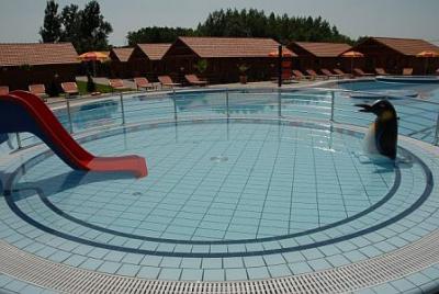 Toboganes de agua para niños, piscinas exteriores y interiores, piscina de aventura - Bungalow Aqua Spa - ✔️ Bungalow Aqua**** Cserkeszolo - Bungalow Aqua Spa de Bienestar en Cserkeszolo para familias con niños a precio reducido