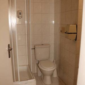 Camera con bagno privato all'Hotel Bestline Budapest - CE Hotel Bestline Budapest - hotel economico a Budapest