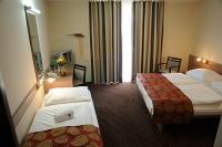 Chambre à trois lits libre de l'hôtel CE Plaza Siofok en Hongrie au lac Balaton