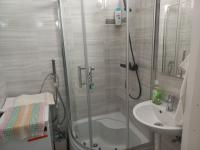 Nieuwe badkamer van appartement in Boedapest te huur