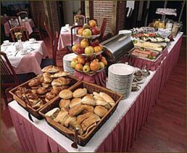 La salle de petit déjeuner - Charles Appartement Hôtel BUDAPEST - Charles Appartements à Budapest au pied du Mont Gellért