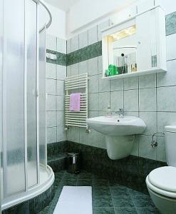 Delux bathroom - Charles Apartment Hotel - Budapest - Charles Apartment Hotel Budapest - at foot of Gellert hill