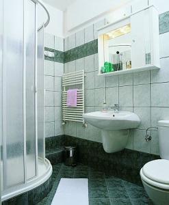 Charles apartman hotel modern delux fürdÅszoba Tetőtéri nappali ötletek