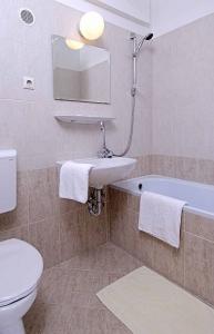 Modern standard fürdÅszoba charles apartman hotel Tetőtéri nappali ötletek