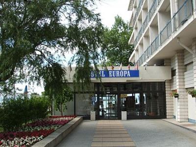 Hotel Siofok - ingang van het driesterren hotel bij het Balatonmeer, Hongarije - ✔️ Hotel Europa Siofok** - hotel met panorama direct aan het Balaton-meer