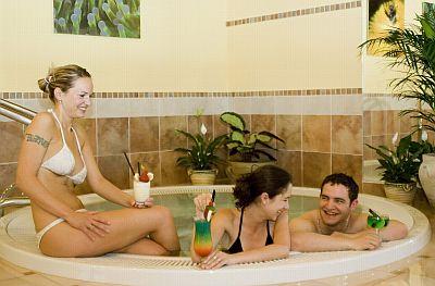 Jacuzzi et divertissement - Club Tihany bungalows - Lac Balaton - ✔️ Club Tihany Bungalows**** - Tihany - Lac Balaton