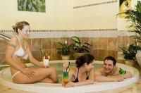 Jacuzzi et divertissement - Club Tihany bungalows - Lac Balaton