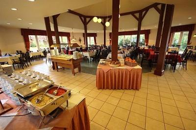 Restaurant în hotelul de 3 stele în hotelul Corvus din Bukfurdo, Ungaria - Corvus Hotel Buk Bukfurdo - hotel termal şi wellness în Ungaria