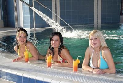 Akciós wellness hétvége Cserkeszőlőn - Külső, belső medencék, élményfürdő - ✔️ Aqua Spa Hotel**** Cserkeszőlő - Akciós wellness csomagajánlatok félpanzióval Cserkeszőlőn