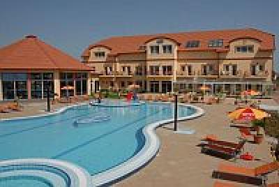 Piscina all'aperto di Aqua-Spa Hotel Cserkeszolo 4* - ✔️ Aqua Spa Hotel**** Cserkeszőlő - Hotel benessere a Cserkeszolo vicino allo spa