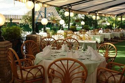 Terras in een van de beste spa vakantieoorden van 2003 - Grand hotel Margaret Island - Budapest Margaret Island Grand and Thermal hotel - ✔️ ENSANA Grand Hotel Margitsziget**** Budapest - Grand Hotel Budapest, Hongarije